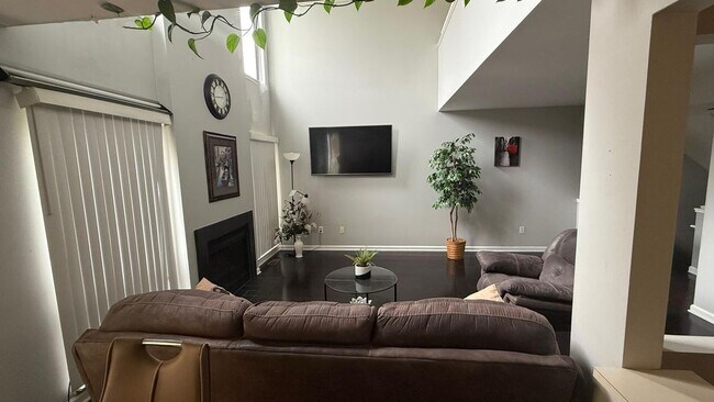 Foto del edificio - 735 Hamilton Ct