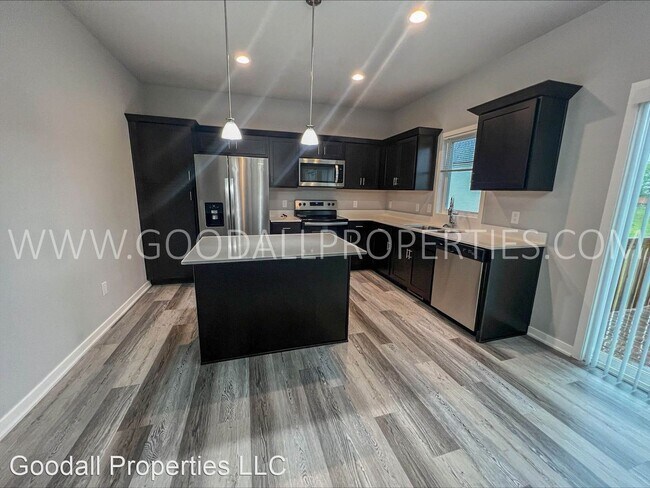 Building Photo - 3 br, 2.5 bath House - 1730 Howard Dr