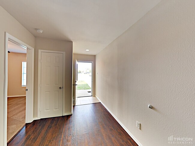 Foto del edificio - 12401 Arbor Lake Rd