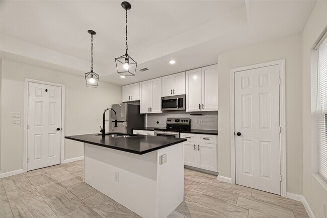 Foto del edificio - 4302 Hirsch Rd