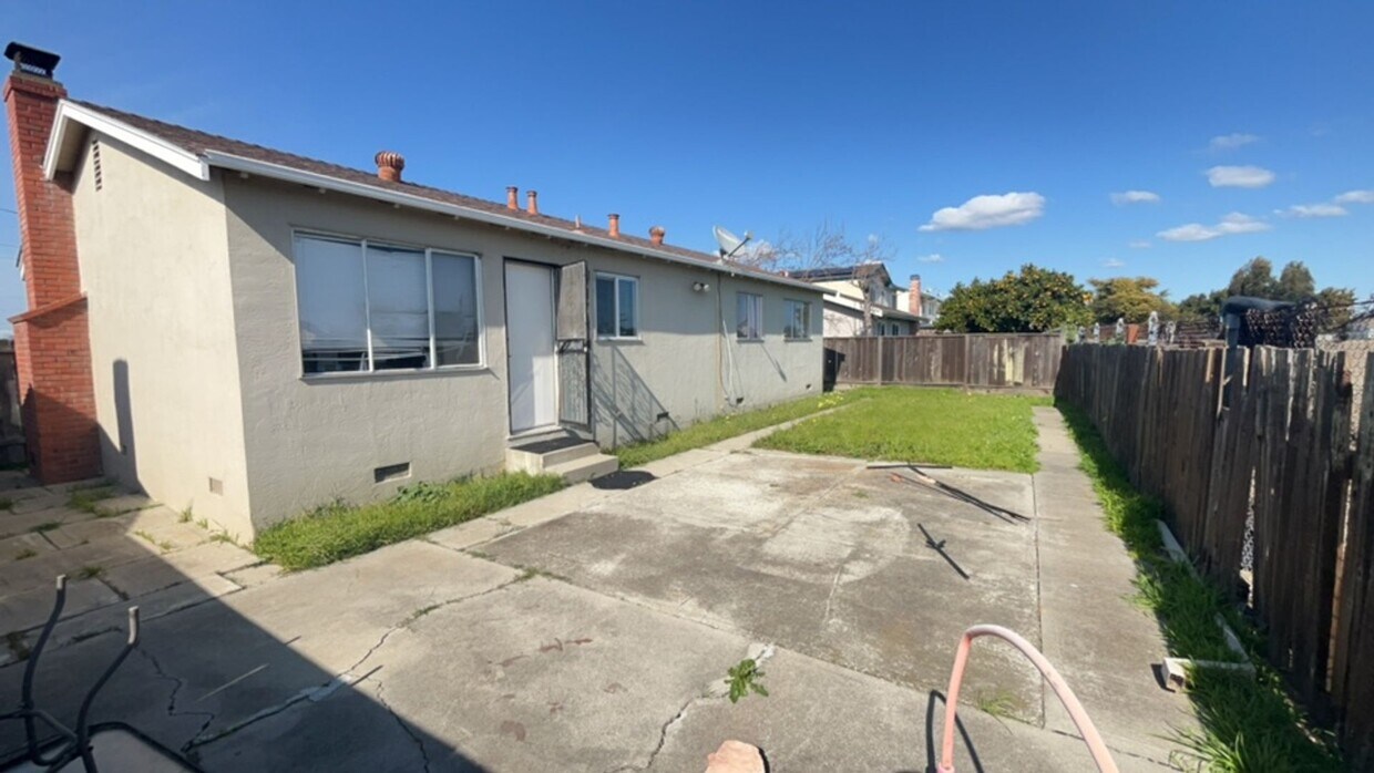 Building Photo - Spacious 3 Bedroom San Leandro Home with 2...