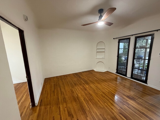 Building Photo - 632 N Sycamore Ave