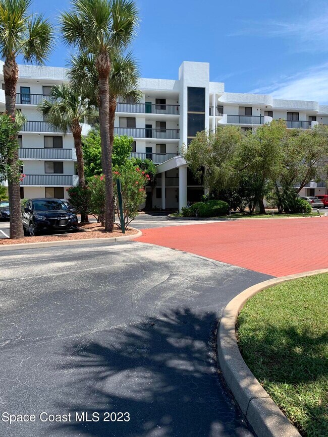 Foto del edificio - 300 Columbia Dr
