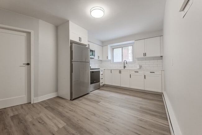 Building Photo - 639 Stirling Av S