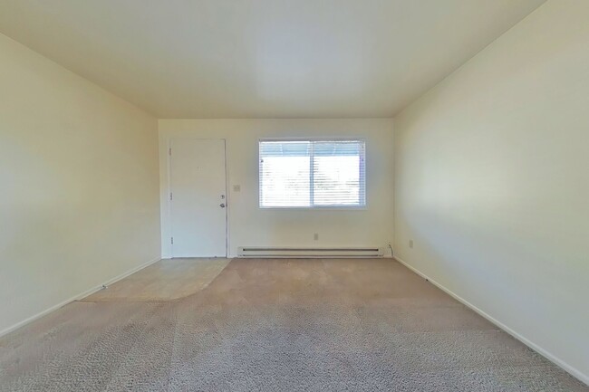 Building Photo - 2 Bedroom Apartment ~ Close to Campus ~ Sm...