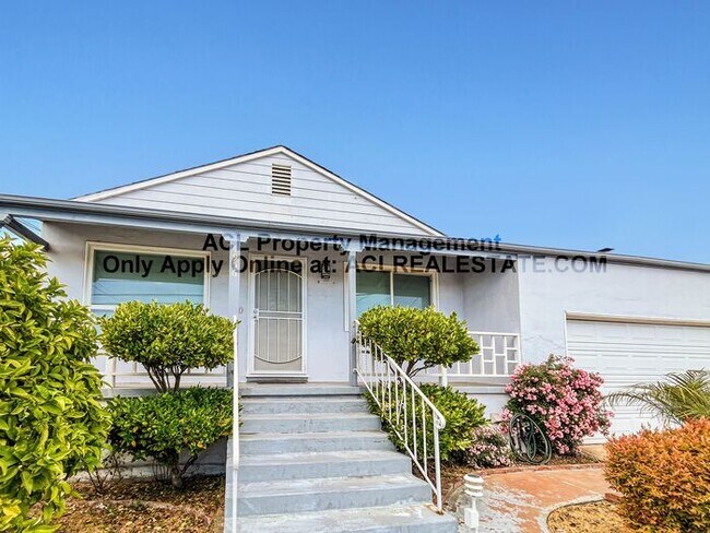 Foto del edificio - Charming 3-Bedroom Home with Lush Backyard...