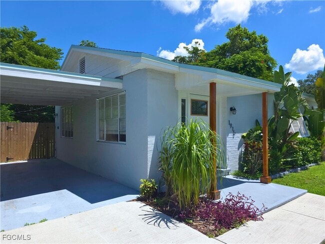 Building Photo - 1915 Llewellyn Dr