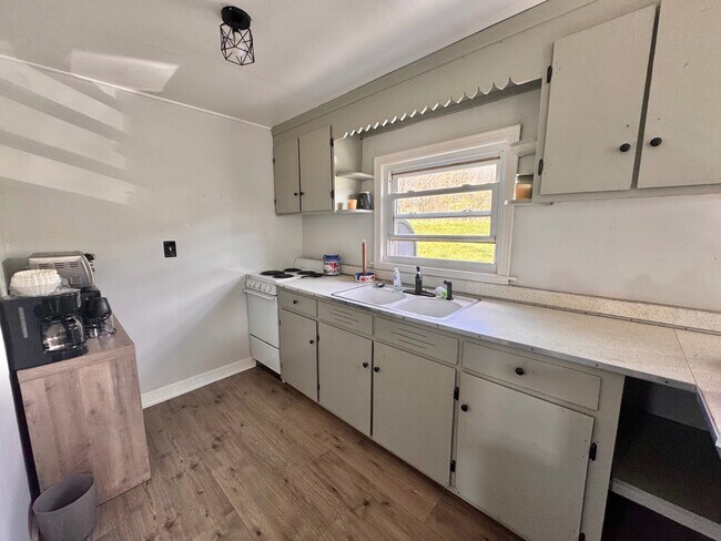 Foto del edificio - 2073 Castleton Rd