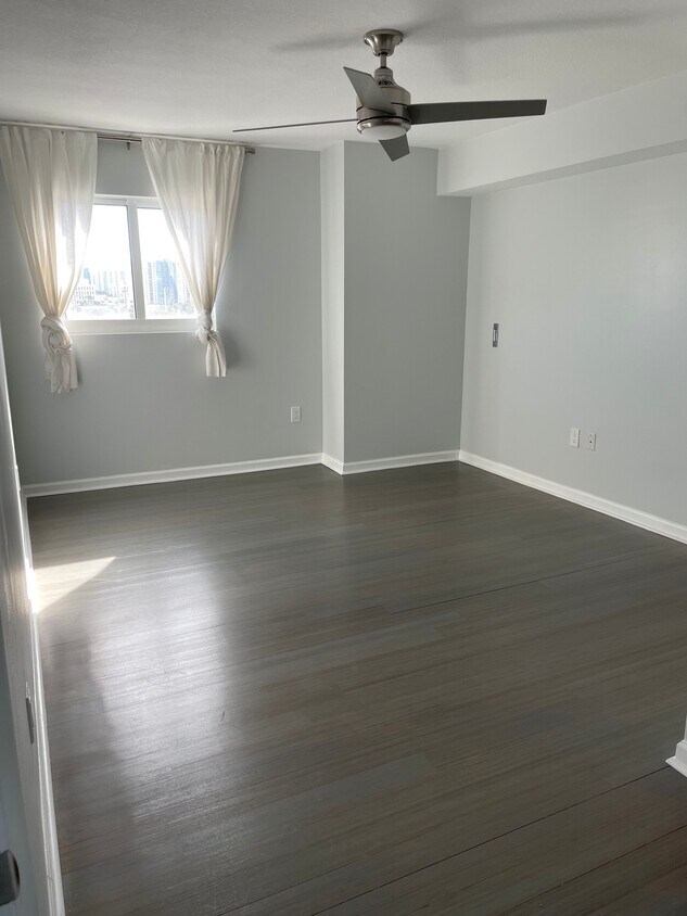 Primary Photo - 7600 Collins Ave