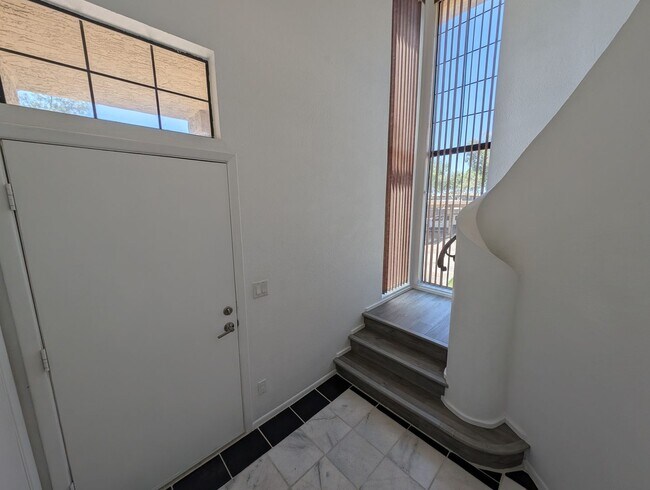Foto del edificio - 2 Bedroom Condo Unit in the Papago Park Vi...