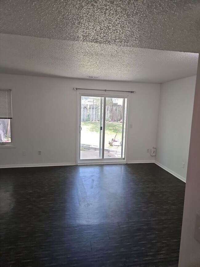 Foto del edificio - **Charming 3-Bedroom Duplex with Modern To...
