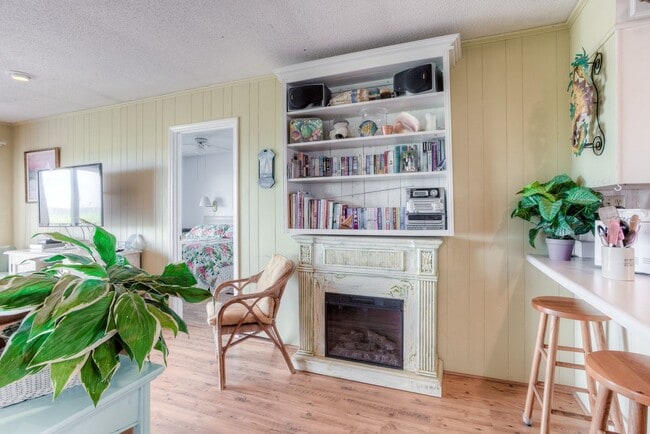 Foto del edificio - VINTAGE BEACHFRONT COTTAGE PERFECT FOR COZY WINTER GETAWAY