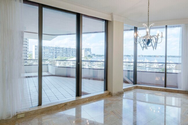 Foto del edificio - 100 Lakeshore Dr