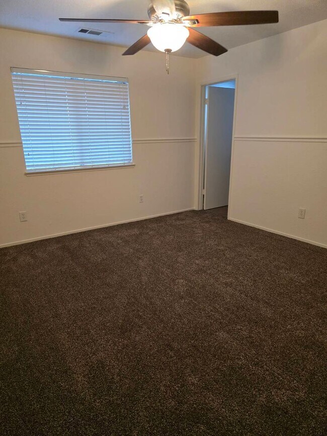 Foto del edificio - SE Visalia home coming soon!!