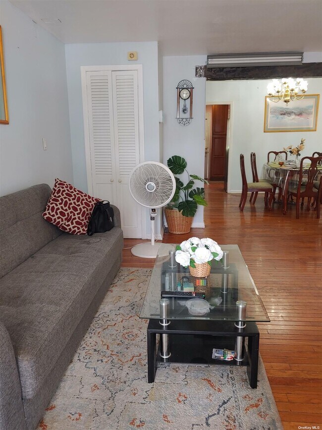 Foto del edificio - 89-67 213th St