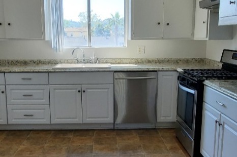 Large kitchen with high end appliances - 2711 S Redondo Blvd