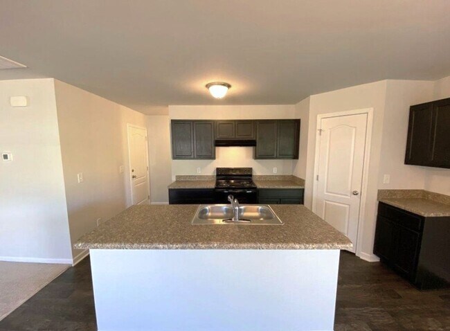 Foto del edificio - Beautiful 3 Bedroom, 2 1/2 Bathroom Home off Robinhood Rd in Winston!