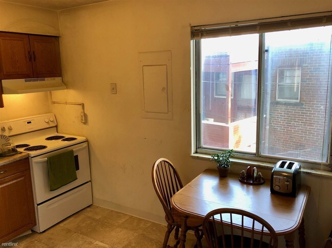 Foto del edificio - 2 br, 1 bath Apartment - 2671 Medary Ave