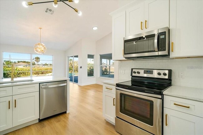 Building Photo - 527 Rotonda Cir