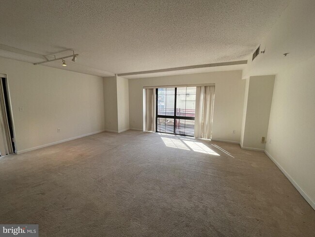 Foto del edificio - 7915 Eastern Ave NW