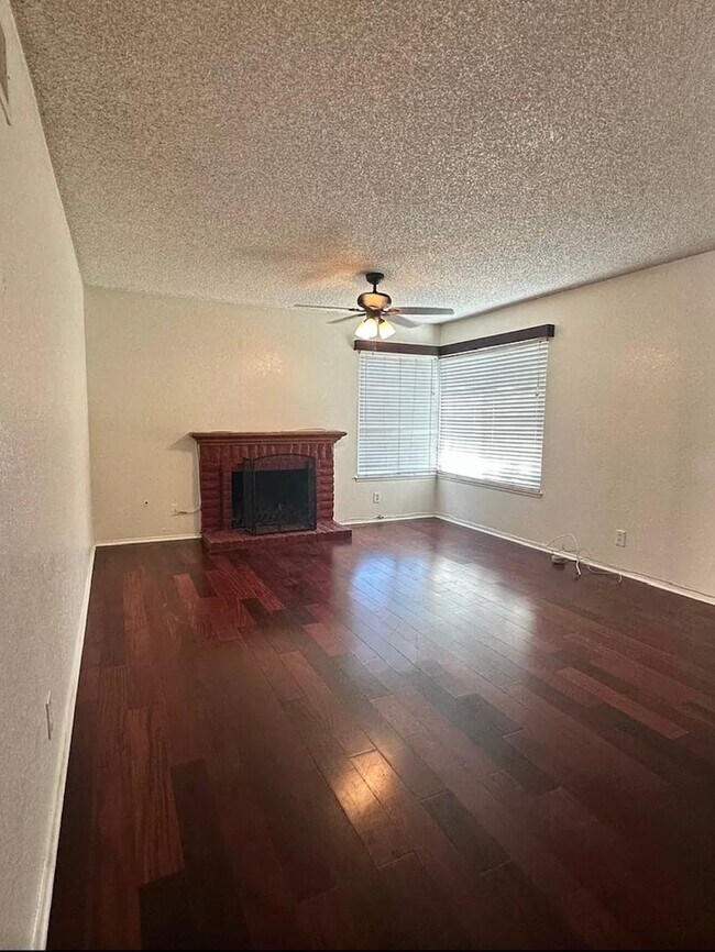 Building Photo - 9600 Deerbrook St