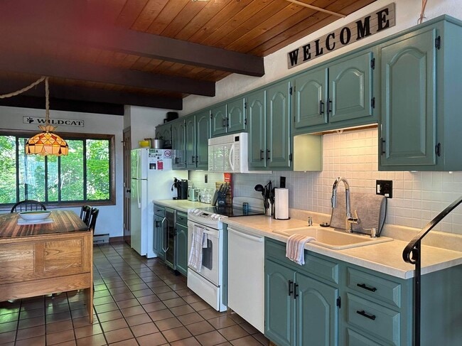 Building Photo - 44 Linderhof Golf Course Rd