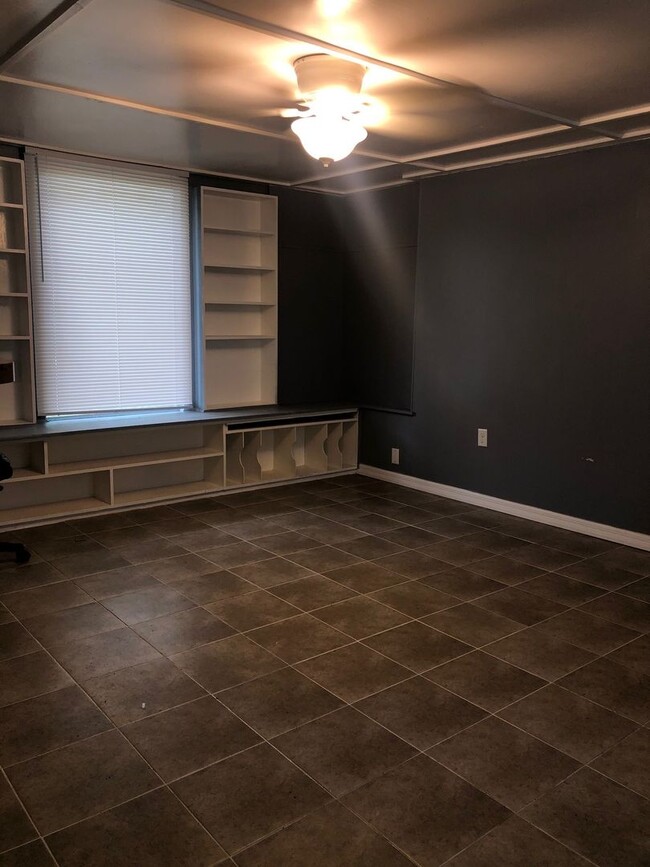 Building Photo - 2201 S Park Ave