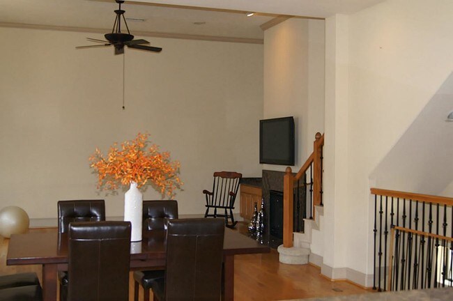 Building Photo - 2318 Camden Dr
