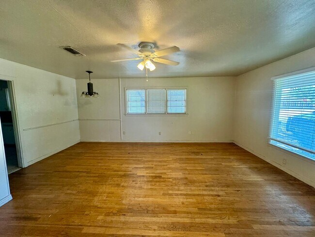 Building Photo - MOVE IN SPECIAL * Spacious 3 Bedroom Home ...