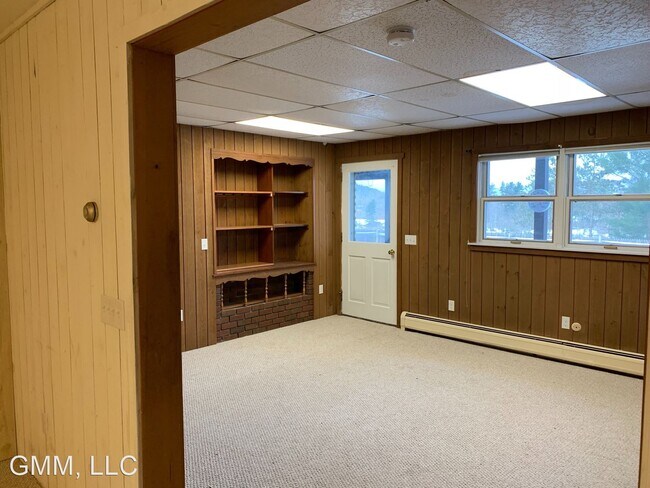 Building Photo - 605 Maple St