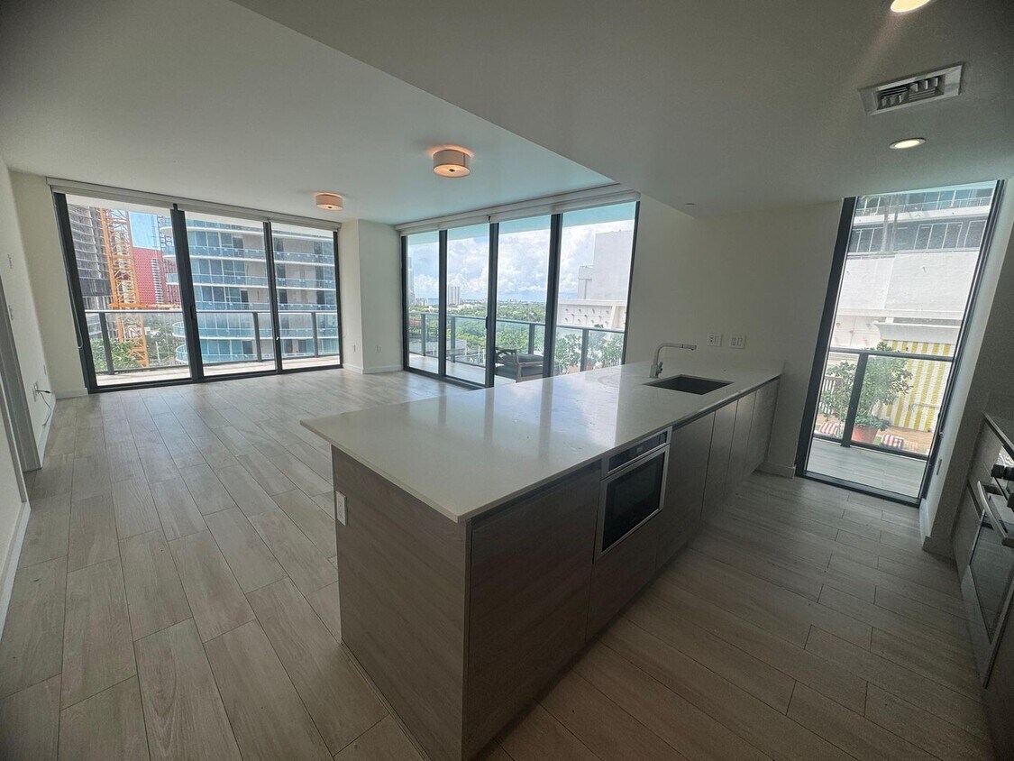 Primary Photo - Amazing 3 bedrooms-3baths corner unit.