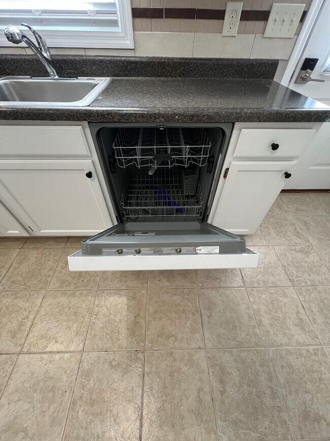 Foto del edificio - New 2 BR First Floor Condo in Wernersville, PA Available in June