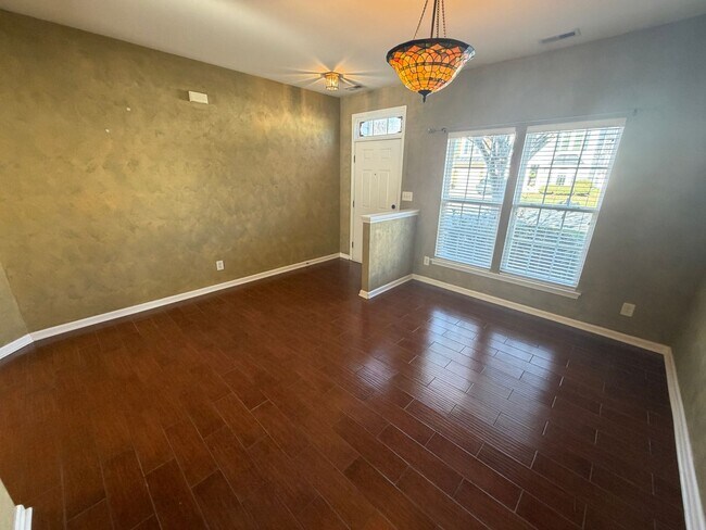 Foto del edificio - Charming 3BR Townhome in Sought-After Harrisburg Town Center