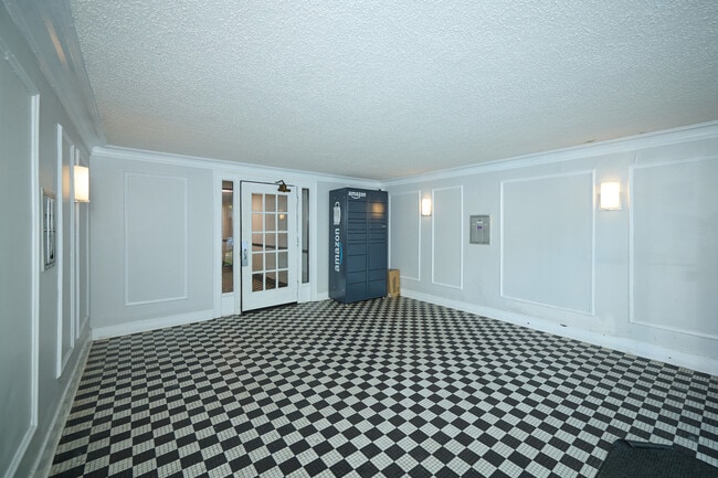Building Photo - 5461 S Everett Ave