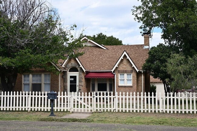 Building Photo - 401 W Nations Ave