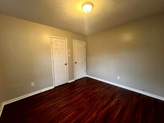 Building Photo - 2 WEEKS FREE OFF FIRST FULL MONTHS RENT