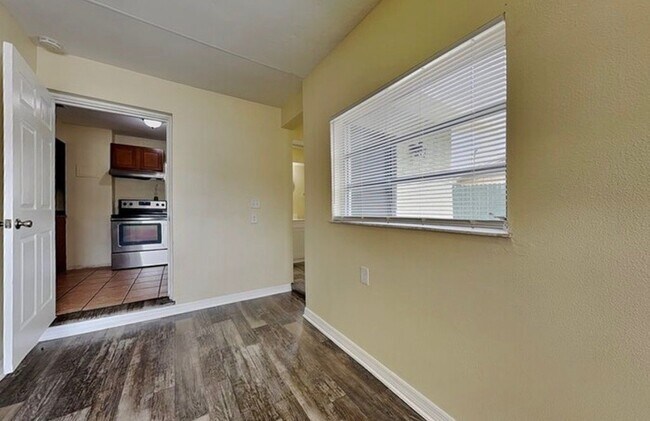 Foto del edificio - 1175 Luke Ave