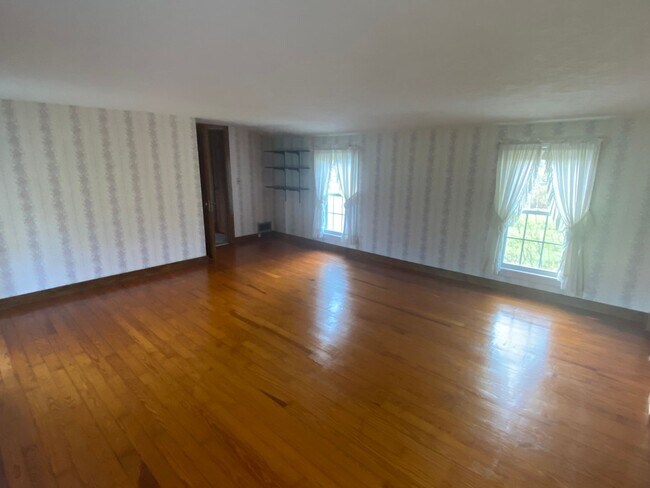 Foto del edificio - Authentic 3 bedroom New England Colonial! ...