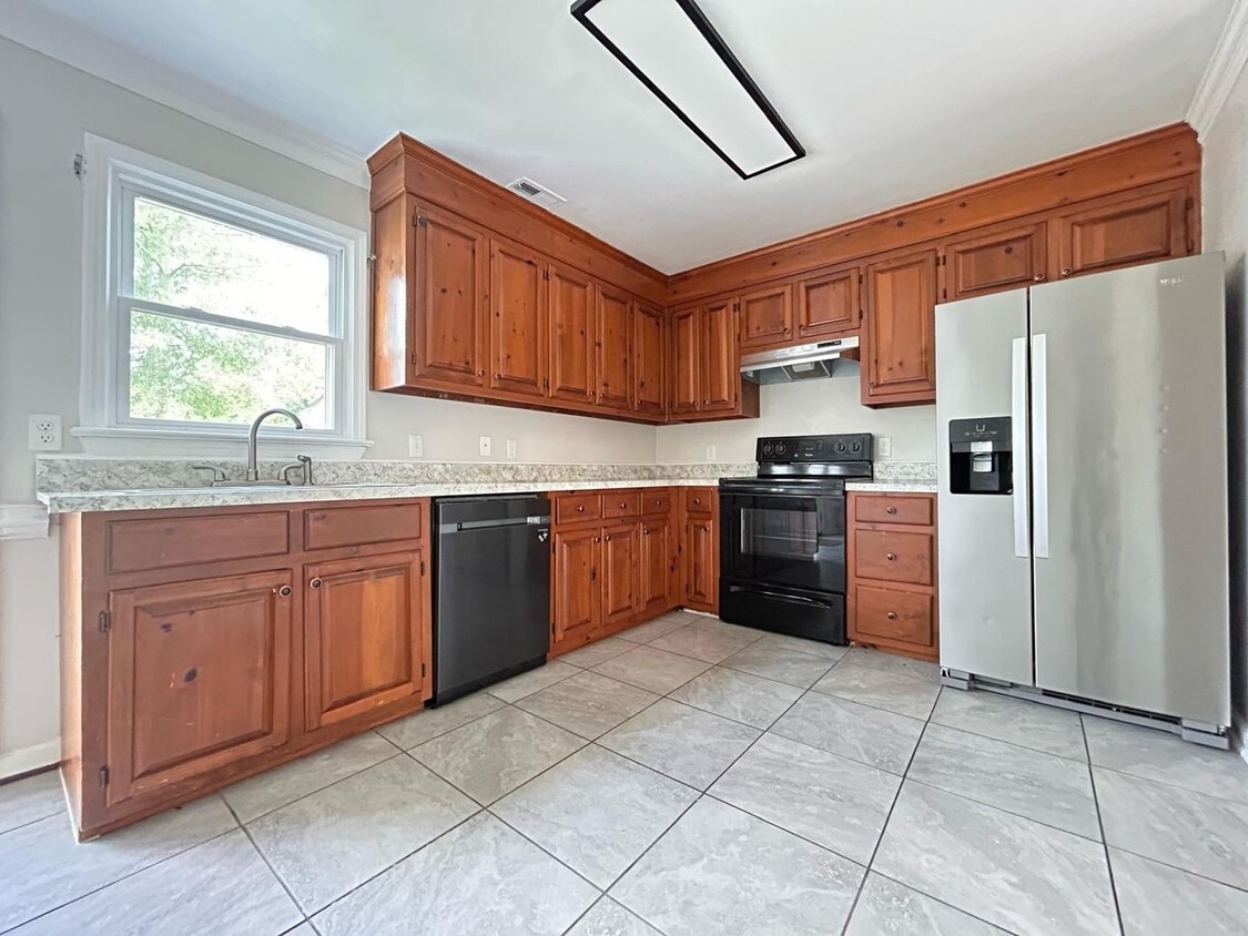 Building Photo - 3-Bedroom Townhome with Spacious Backyard ...