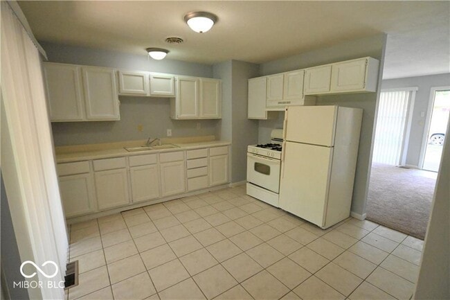 Building Photo - 4940 Leone Dr