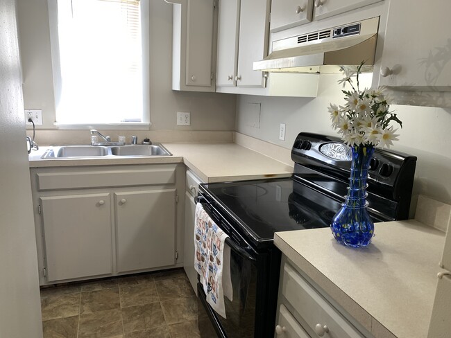 Building Photo - 593 Delzan Pl