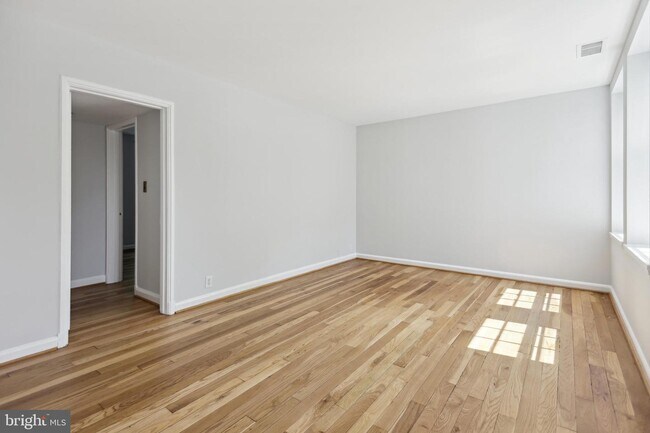 Foto del edificio - 3807 Rodman St NW