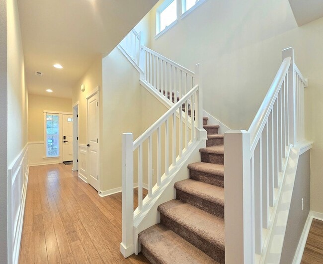 Foto del edificio - Bright & Spacious 4-Bedroom Home for Rent ...