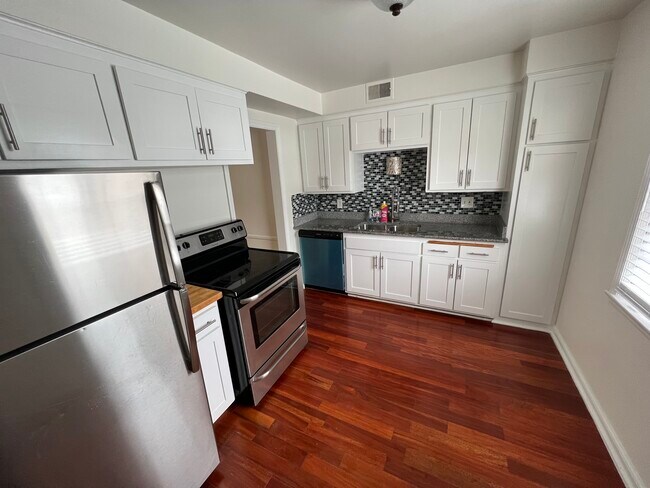 Foto del edificio - 3715 N Oakland Ave