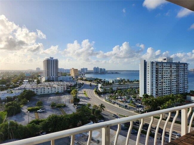 Foto del edificio - 7601 E Treasure Dr