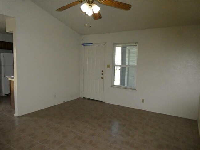 Foto del edificio - 8705 Pineridge Dr