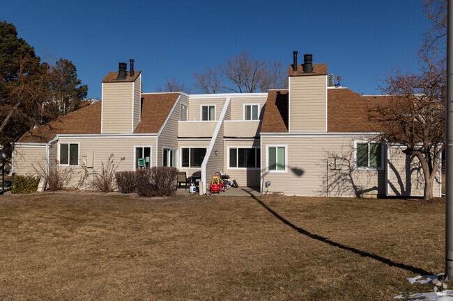 Building Photo - Strawberry at Heatheridge South