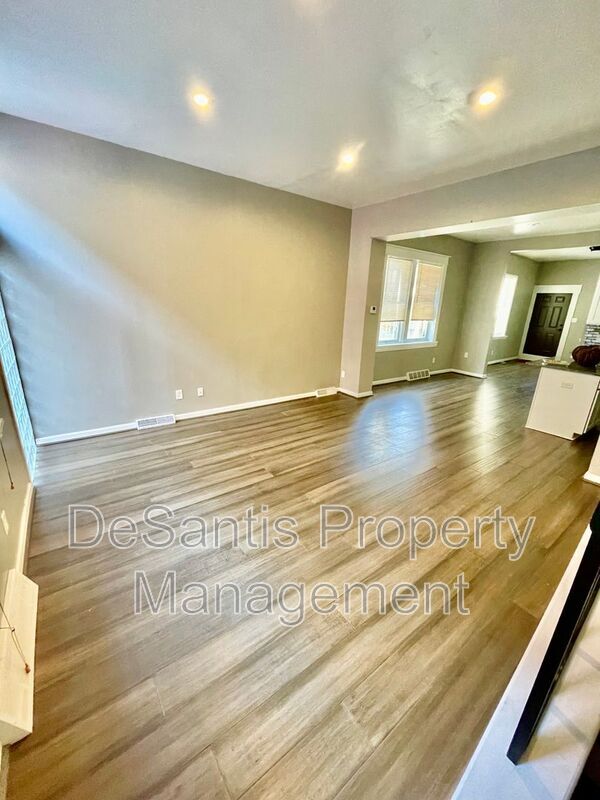 Building Photo - 516 E North Ave