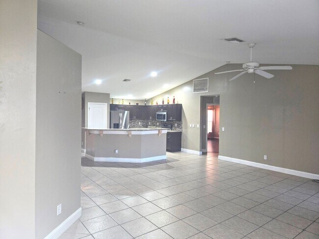 Building Photo - Large Family Home-Great Location! 3/2/2 + ...