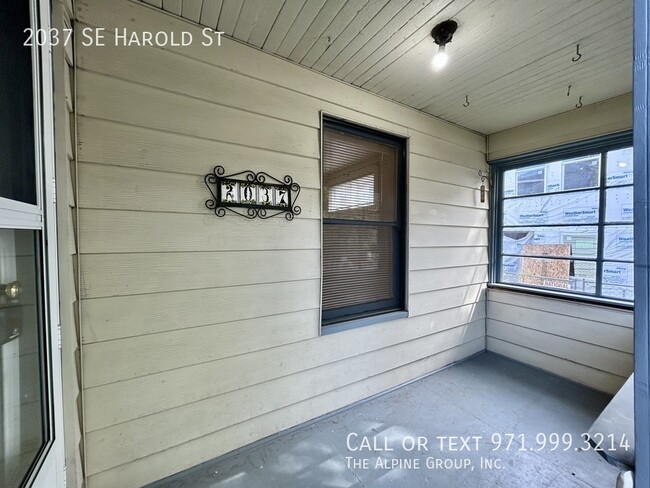 Building Photo - 2037 SE Harold St